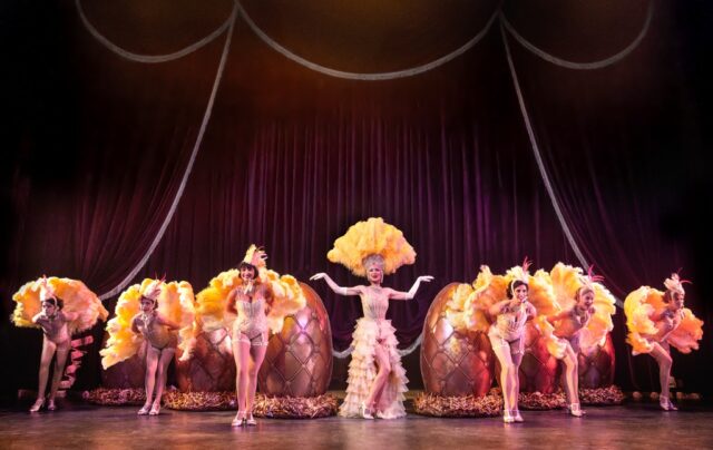 Adelaide-(Karoline-Brygmann)-og-Hot-Box-danserinderne2_Guys-and-Dolls_Det-Ny-Teater_Fotograf-Camilla-Winther