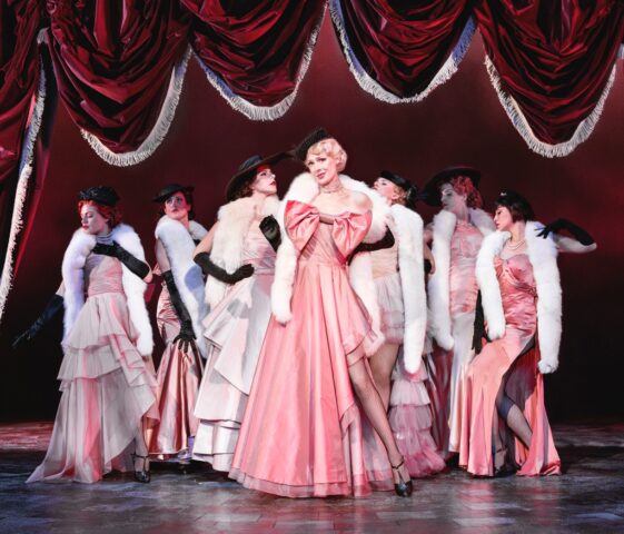 Adelaide-(Karoline-Brygmann)-og-Hot-Box-danserinderne_Guys-and-Dolls_Det-Ny-Teater_Fotograf-Camilla-Winther