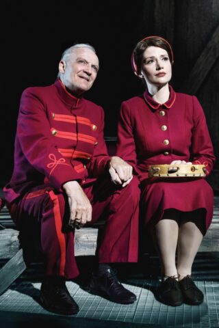 Arvide-(Preben-Kristensen)-og-Sarah-(Isabel-Schwartzbach)_Guys-and-Dolls_Det-Ny-Teater_Fotograf-Camilla-Winther