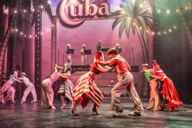 Ensemblet-i-Havana_Guys-and-Dolls_Det-Ny-Teater_Fotograf-Camilla-Winther