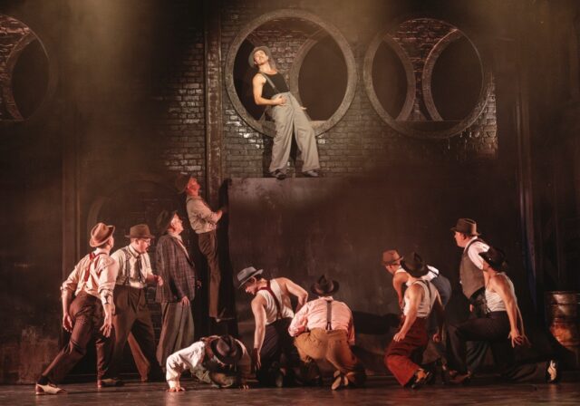 Gamblere-i-kloakken_Guys-and-Dolls_Det-Ny-Teater_Fotograf-Camilla-Winther
