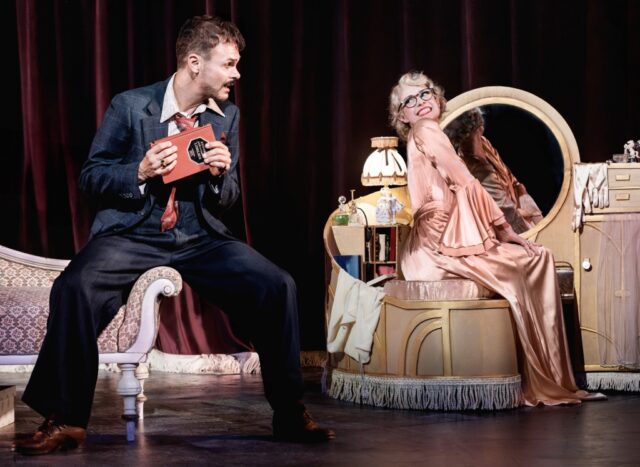 Nathan-Detroit-(Kim-Hammelsvang)-og-Adelaide-(Karoline-Brygmann)2_Guys-and-Dolls_Det-Ny-Teater_Fotograf-Camilla-Winther