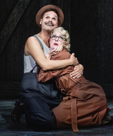 Nathan-Detroit-(Kim-Hammelsvang)-og-Adelaide-(Karoline-Brygmann)_Guys-and-Dolls_Det-Ny-Teater_Fotograf-Camilla-Winther