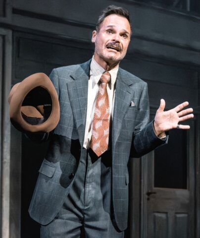 Nathan-Detroit-(Kim-Hammelsvang)_Guys-and-Dolls_Det-Ny-Teater_Fotograf-Camilla-Winther