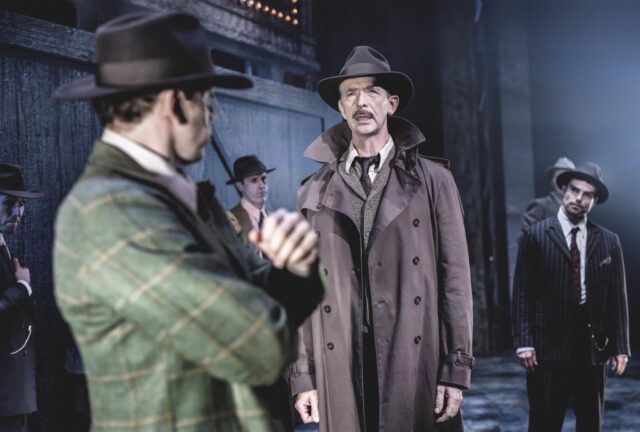 Politikommissaer-Brannigan-(Kasper-Leisner)_Guys-and-Dolls_Det-Ny-Teater_Fotograf-Camilla-Winther